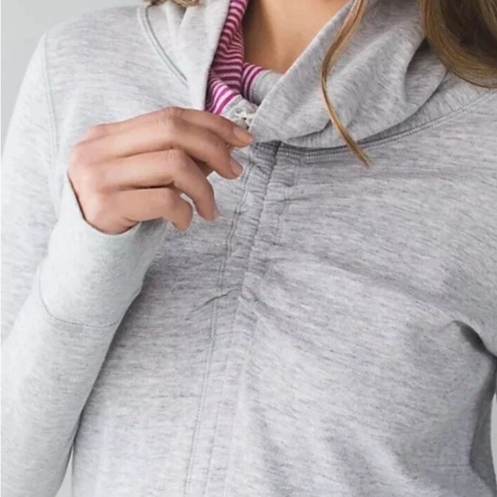 Lululemon In A Cinch Scrunch Neck Pullover Reversible Womens Size 6